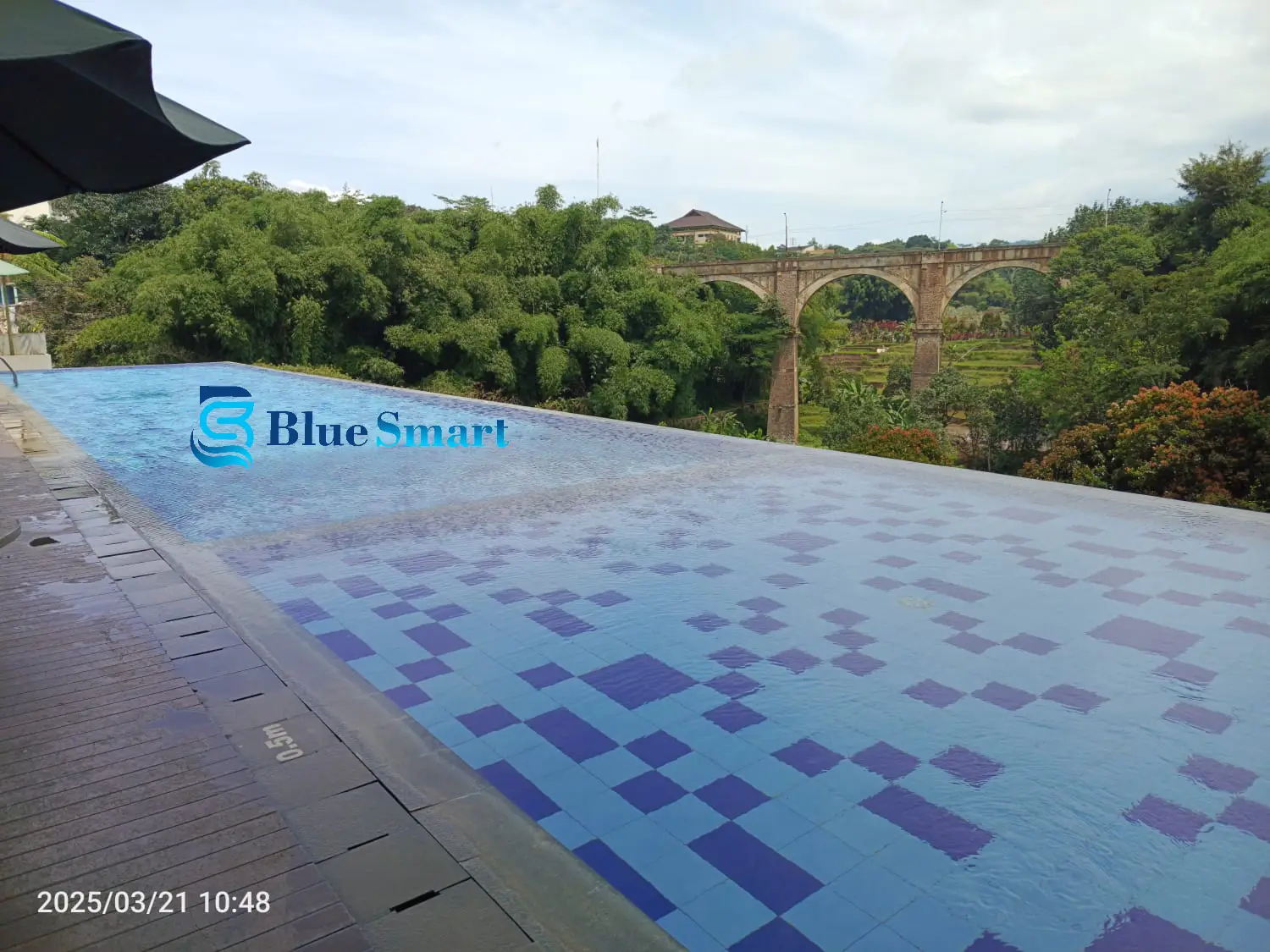 Perbedaan Kolam Renang Overflow dan Infinity Edge serta Keunggulannya